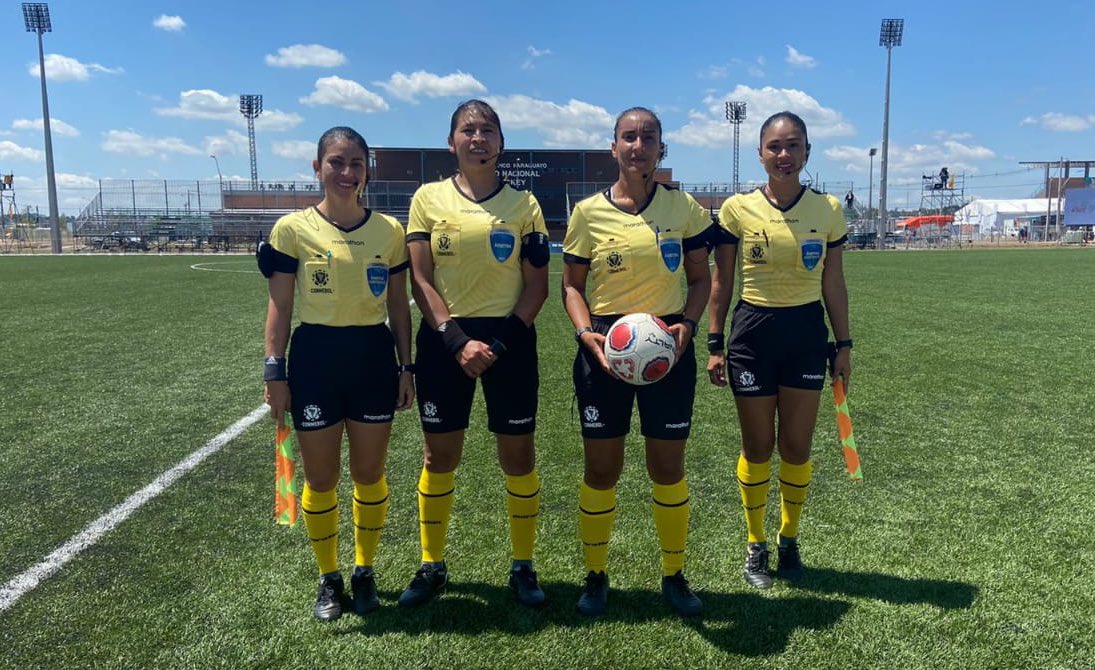 🙌 La FEF, a través de su Comisión Nacional de Árbitros, continúa capacitando a las árbitras a nivel nacional e internacional en todas sus categorías. 

✅ Las ecuatorianas: Marcelly Zambrano, Joselyn Romero y Stefania Paguay están dirigiendo en los XII Juegos Suramericanos 🇵🇾.