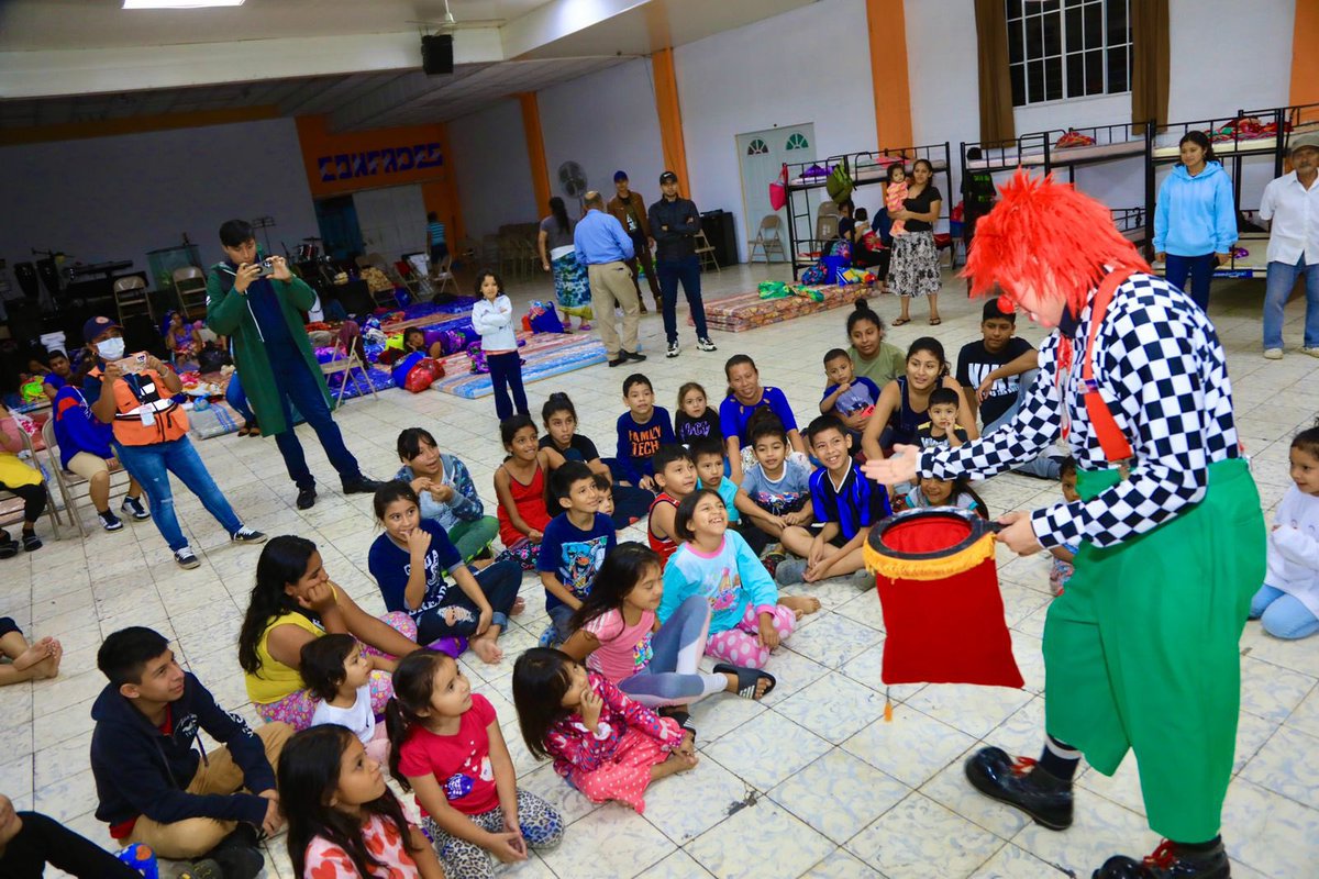 TejidoSocialSv's tweet photo. ☔️🌧️ | Para los más pequeños llevamos un show del payaso Cosquillas e hicimos entrega de juguetes; esto es parte del trabajo que hemos articulado con la municipalidad de la @alcaldia_marcos que está velando por sus habitantes.

#DepresionTropicalJulia | #EmergenciaSV | #SanMarcos https://t.co/Z2unIKQpev