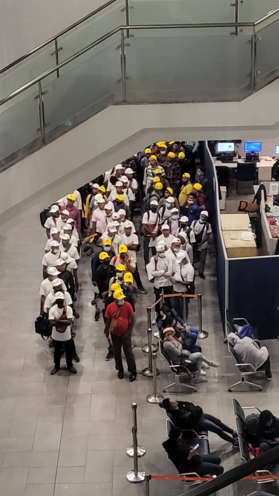 rezza_iskandar_'s tweet photo. Di KLIA skrg. Pengundi hantu dah tiba. #PRU15 #PRUbanjir https://t.co/xASMmtd1Jd