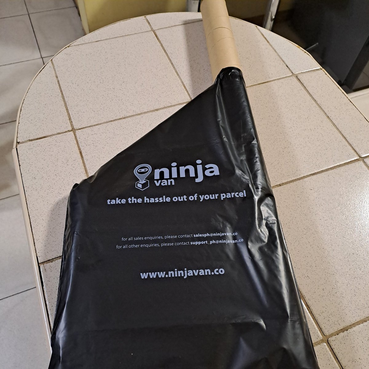 snowsolsticeph's tweet photo. [📣] Re: Shopee CO Separate Poster Tubes

For those wondering why pinapacheckout namin ng separate yung poster tubes, hindi kasi inaaccept ng j&amp;t here if nakikita sa form ng parcel yung tube like this~ We also dont have cartons big enough to wrap both the album &amp; pt together :(( https://t.co/lJXekR8h7c