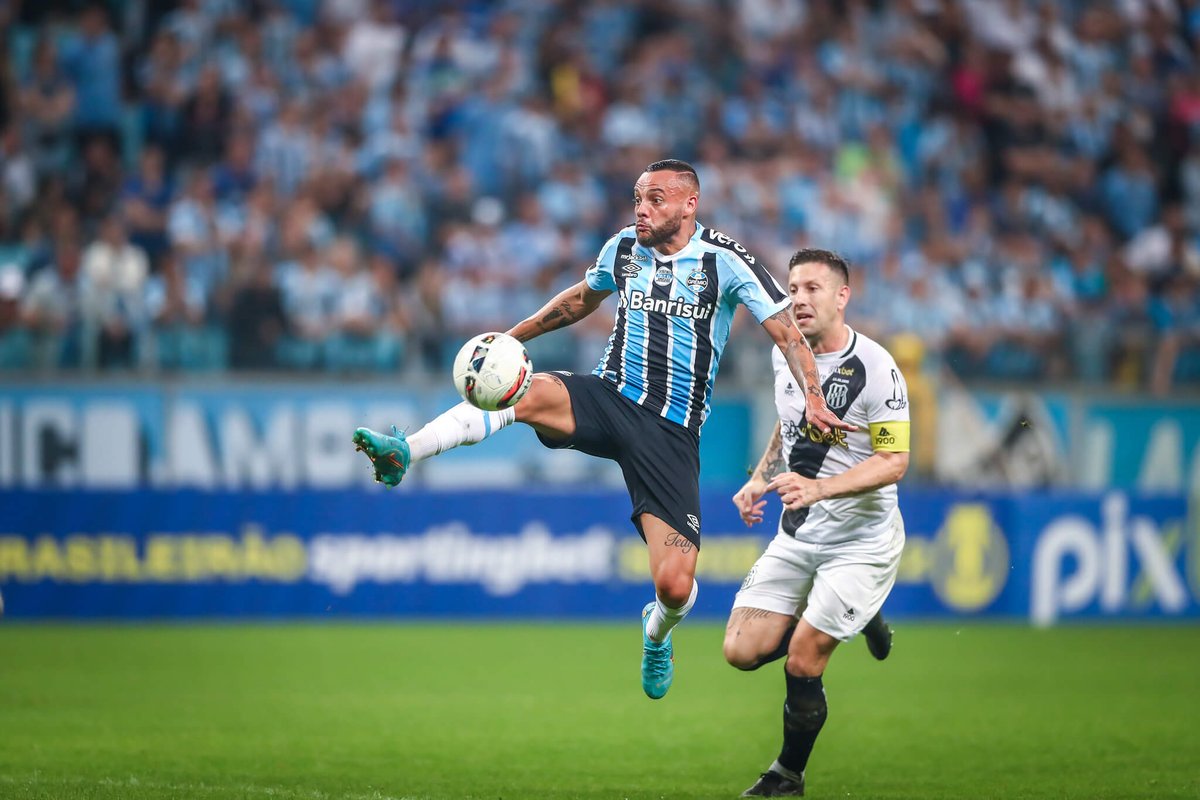 museu_gremio's tweet photo. Apesar do desempenho ruim, o atacante Guilherme, do Grêmio, pode bater importante marca contra o Bahia. O camisa 11 tem a chance de ultrapassar o número de gols da sensação Haaland, do City, nesta temporada

Para isso, basta que o atacante gremista marque 20 gols no domingo. https://t.co/WvP5Q55Q5F
