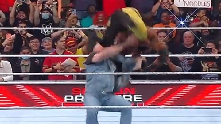 Fiendrunsito's tweet photo. F-5!!!! Brock Lesnar no perdió el tiempo y le dio un F5 a Bobby, luego de dio un German Suplex y le dio otro F5. Brock cerro todo cuando le decidio aplicar un Kimura Lock. Por cierto antes que Brock apareciera estaba pautada la lucha por el #USATitle ante Seth Rollins. #WWERaw https://t.co/hpIACwwdyA