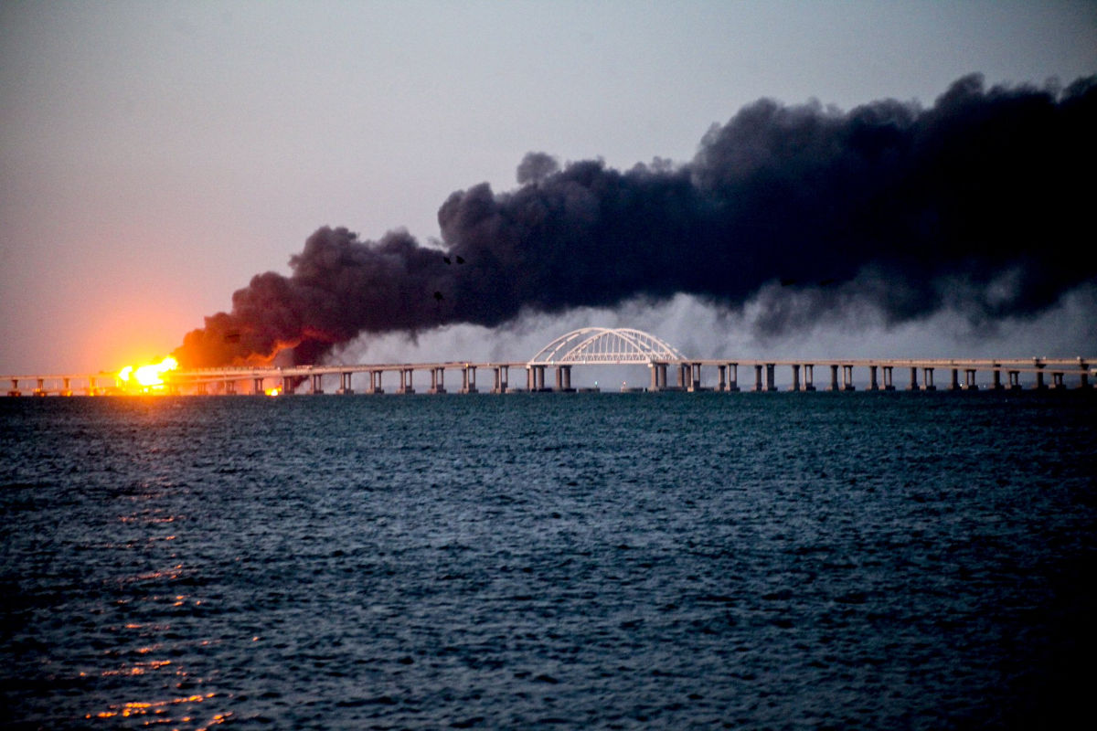 RebeccaRambar's tweet photo. Explosion sur le Pont de Crimée : ma 1ère analyse *synthétique* de la situation &amp; des répercussions engendrées sur le trafic &amp; le fret.

L'analyse sera complétée en fonction de l'acquisition de nouvelles données.

N'hésitez pas à commenter pour compléter.

https://t.co/rSMpTzQ4ml https://t.co/YH0JuE6kvi