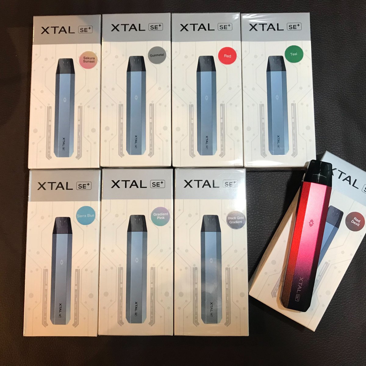 Hilaxです✨ 大人気！ XTALシリーズがまた進化した🫣‼️ 「 XTAL SE+ 」 SEからの変更点 バッテリー🔋520mAhから800mAhへ増量 充電🔌Micro-USBからType-C 変更 従来のXTALシリーズの交換PODも 互換性あり🥺✨ 新色もかっこいい🎨 気になる方はこちらからcheck▼ item.rakuten.co.jp/hilax2/zqxtalk…