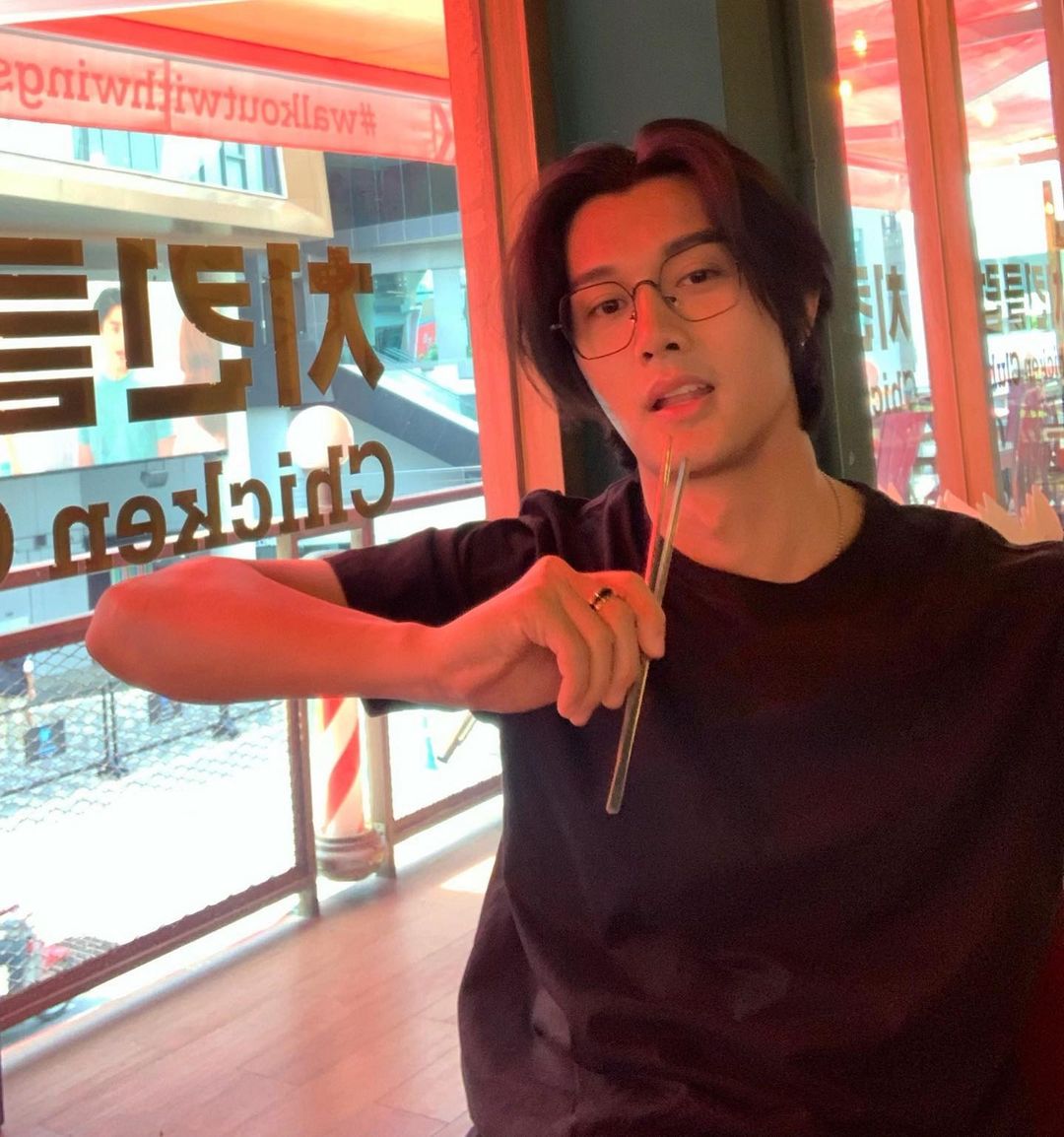 ⠀⠀⠀𝘗𝘰𝘳 𝘲𝘶𝘦 𝘷𝘰𝘤𝘦 𝘯𝘢𝘰 𝘰𝘭𝘩𝘢 𝘱𝘳𝘢 𝘮𝘪𝘮 ?(ô-ô)
𝘗𝘰𝘳 𝘵𝘳𝘢𝘴 𝘥𝘦𝘴𝘴𝘢 𝘭𝘦𝘯𝘵𝘦 𝘵𝘦𝘮 𝘶𝘮 𝘤𝘢𝘳𝘢 𝘭𝘦𝘨𝘢𝘭 
⠀⠀⠀— 𝘰𝘤𝘶𝘭𝘰𝘴, 1984