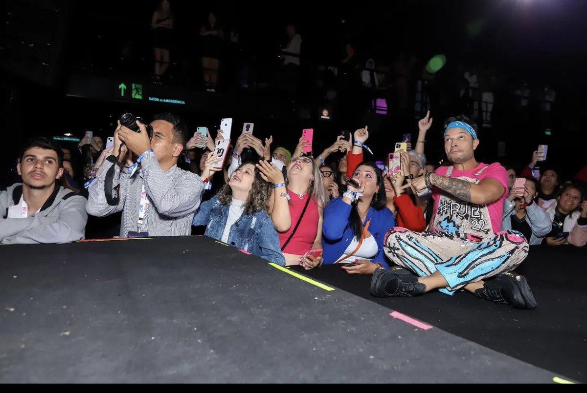 PremioJovem's tweet photo. O @murilohuff subiu no palco do #SuperPJB para receber troféu da categoria "Lacre da Música Sertaneja" pelo voto técnico. Momento histórico: O #PJB2022 tornou-se o primeiro prêmio na carreira do cantor. Parabéns, Murilo!!🏆👏✨🎤 https://t.co/qx7yGBPTLJ