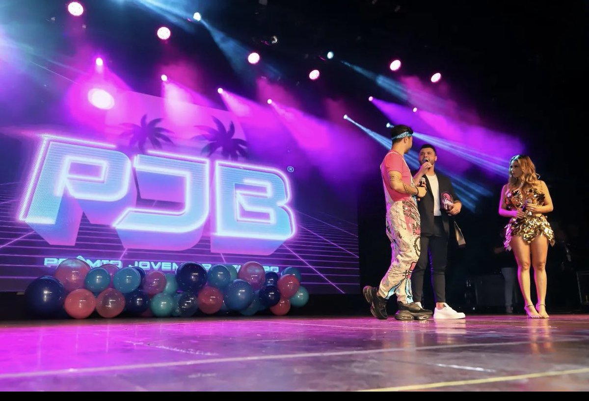 PremioJovem's tweet photo. O @murilohuff subiu no palco do #SuperPJB para receber troféu da categoria "Lacre da Música Sertaneja" pelo voto técnico. Momento histórico: O #PJB2022 tornou-se o primeiro prêmio na carreira do cantor. Parabéns, Murilo!!🏆👏✨🎤 https://t.co/qx7yGBPTLJ