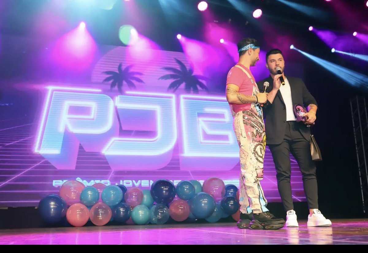PremioJovem's tweet photo. O @murilohuff subiu no palco do #SuperPJB para receber troféu da categoria "Lacre da Música Sertaneja" pelo voto técnico. Momento histórico: O #PJB2022 tornou-se o primeiro prêmio na carreira do cantor. Parabéns, Murilo!!🏆👏✨🎤 https://t.co/qx7yGBPTLJ