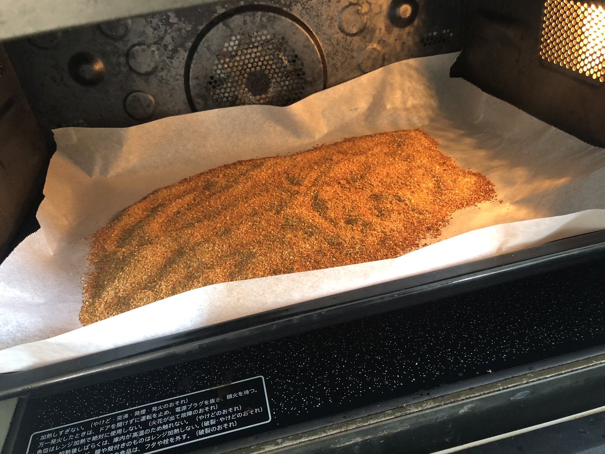 A50131985's tweet photo. 国産、無農薬、無肥料、一味完成🥰
種も料理に使った唐辛子から取ったからタダよ🤣 https://t.co/Gp6sULKQ1l