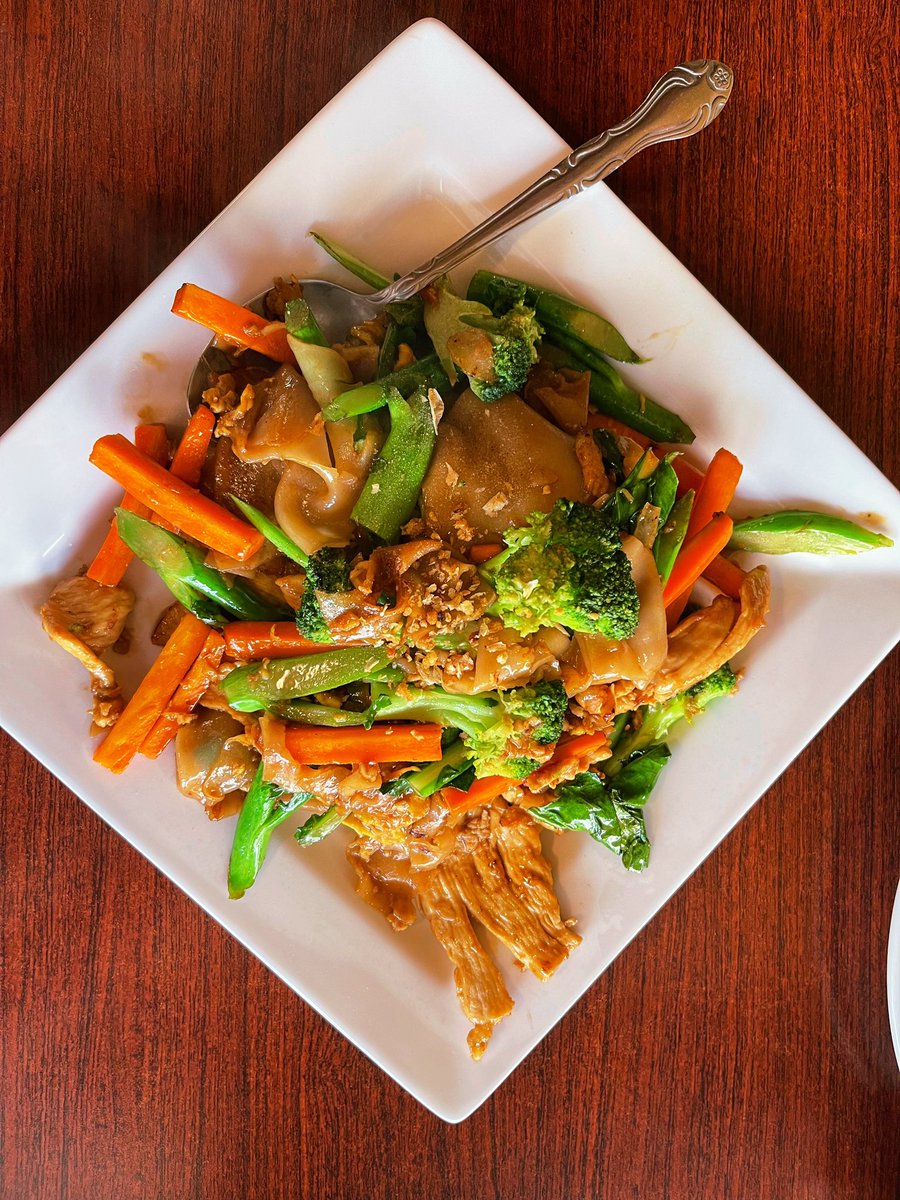 jackieglazerr's tweet photo. I ate the best Thai food I have ever had in my entire life tonight https://t.co/CNKnXpZkrp