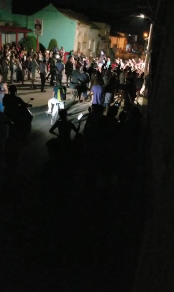 Este es el partido calle 13 y 8 en Bejucal, protestas ahora mismo #CubaEstaEnLaCalle #CubaPaLaCalle