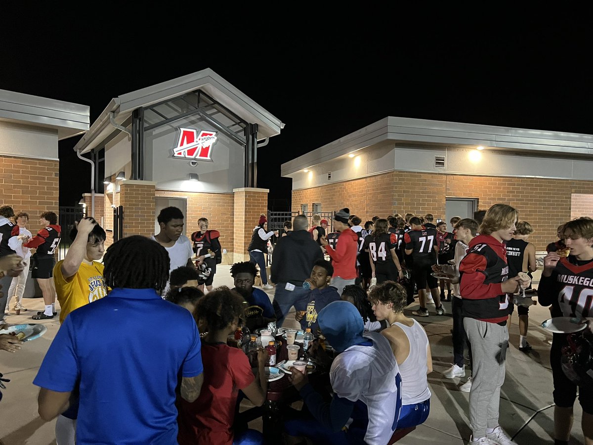 Thankful to all the Freshman Parent contributions tonight. 🔴⚫️
<a href="/MHSWarriorsFFB/">Muskego Warriors Freshman FB</a> 

We were able to have a post game meal with the Rufus King Generals Football Team. 🔵🟡

Sometimes it’s more than Football. <a href="/1WarriorMHS/">1WARRIOR</a> 

Thank you to <a href="/Wendys/">Wendy’s</a> and <a href="/littlecaesars/">Little Caesars Pizza</a> 
#KindnessMatters