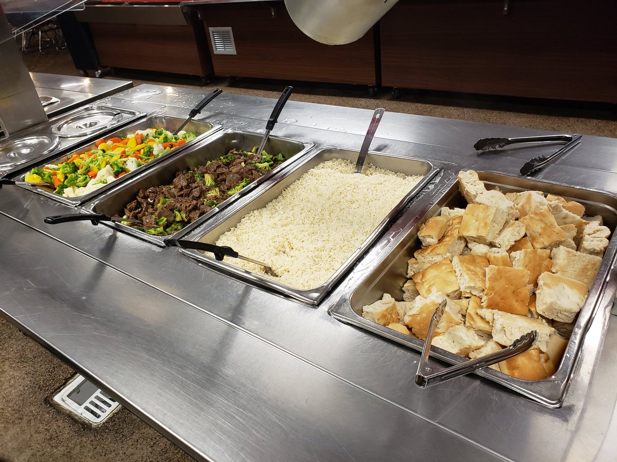 MsMimura's tweet photo. Corn dogs and tots for lunch, beef teriyaki for dinner, salad bar 🥗 , vegetarian and vegan options too! #faoss https://t.co/NBNeHKHAuo