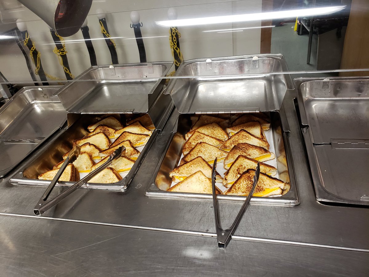 MsMimura's tweet photo. Corn dogs and tots for lunch, beef teriyaki for dinner, salad bar 🥗 , vegetarian and vegan options too! #faoss https://t.co/NBNeHKHAuo