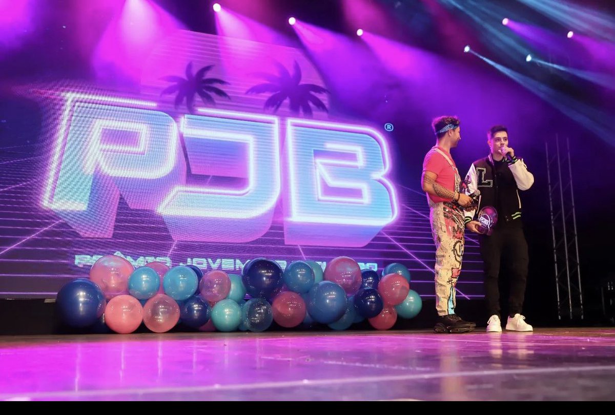 PremioJovem's tweet photo. O @loud_victor recebeu dois troféus, "Meu gamer preferido" e "Canal favorito" representando @LOUDgg . E
@eutainacosta também subiu no palco do #SuperPJB para parabenizar seu amado, que pelo terceiro ano consecutivo é destaque na premiação🏆✨🔥#PJB2022 https://t.co/4h0zEUaA4H