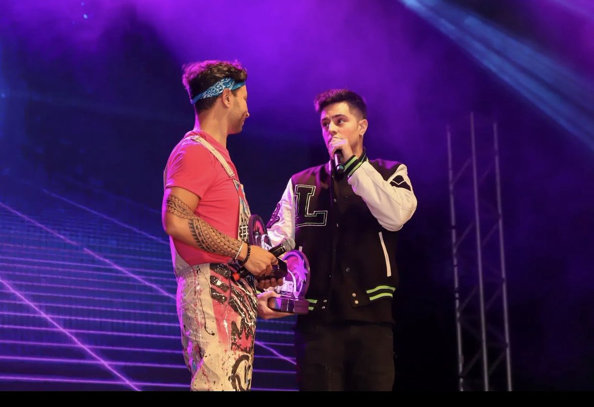 PremioJovem's tweet photo. O @loud_victor recebeu dois troféus, "Meu gamer preferido" e "Canal favorito" representando @LOUDgg . E
@eutainacosta também subiu no palco do #SuperPJB para parabenizar seu amado, que pelo terceiro ano consecutivo é destaque na premiação🏆✨🔥#PJB2022 https://t.co/4h0zEUaA4H