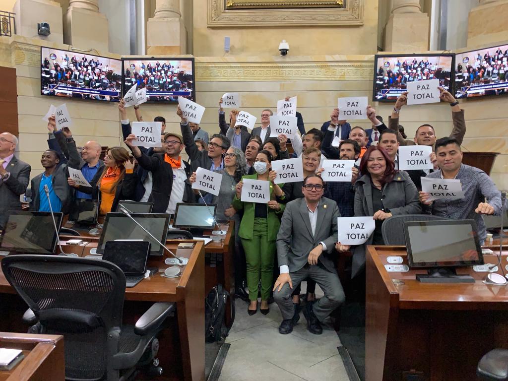 jua11se's tweet photo. ¡Lunes de triunfos!
#PazTotal recibe el sí en primer debate en #ComisionesPrimeras de @senadoGovCo y @CamaraColombia por la reparación a las víctimas del conflicto.
#AcuerdoDeEscazú aprobado en plenaria, a favor de la #JusticiaAmbiental  y defensores de los #RecursosNaturales https://t.co/fitPAbiElN
