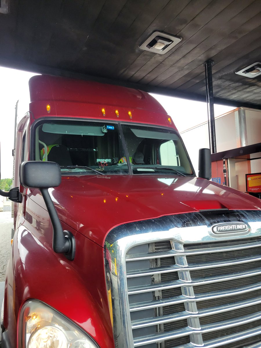 SandersZaylen's tweet photo. Its a truckers thang 💜💅🏽🦋 https://t.co/ZJE3YBxzX8