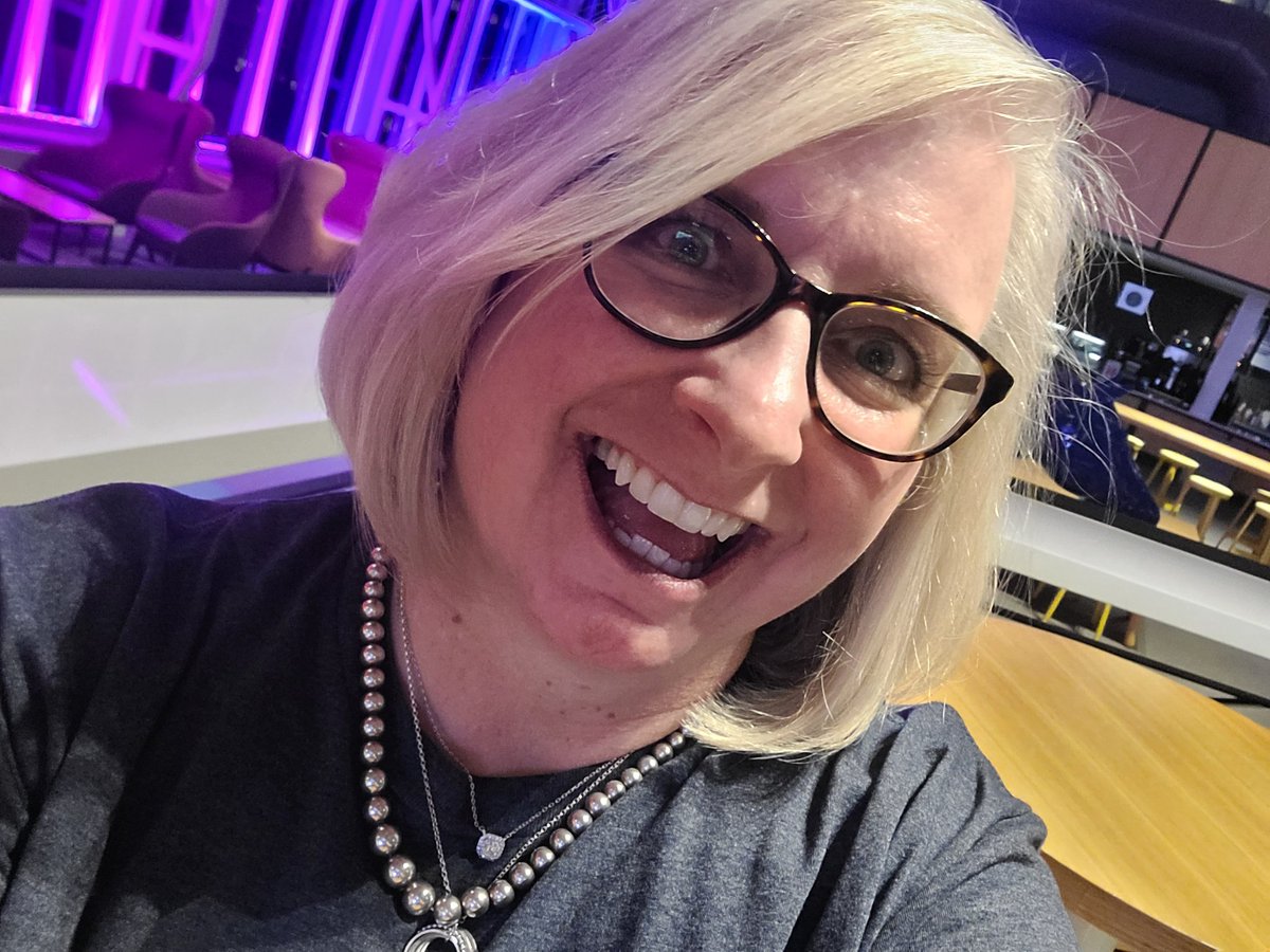 KellyTyler's tweet photo. Yay @Chiefs! Let's go!
Yep, this #KansasCity gal is cheering in a hotel lounge area in Louisville alone! #ChiefsKingdom anywhere!
#gottadowhatyagottado
#nawbowbc https://t.co/VahiIEFrDH