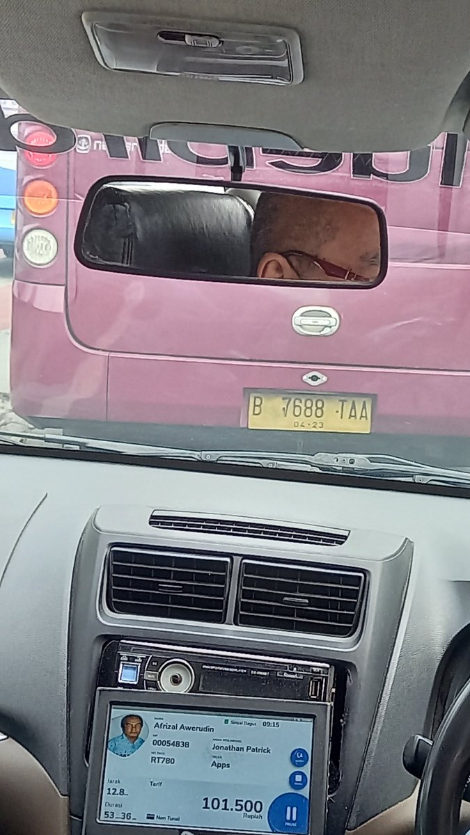 jp_samputra's tweet photo. @PT_Transjakarta @NTMCLantasPolri Tolong dong pak pol diperketat kembali aturannya. Saya bukan SJW maupun Influencer, hanya warga JKT yang super jengah lihat tingkah laku supir TJ ini. https://t.co/yAD9zTbgU6