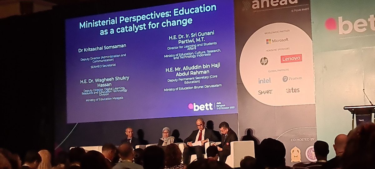 SethiDeClercq's tweet photo. Hearing what Brunei is planning and rolling out in order to continuously evaluate and implement changes to make sure education continues to be a catalyst for change. Mention of #flippedTeaching and #Pedagogy working hand in hand with carrefully planned #assessment #bettasia2022 https://t.co/VflwLvoSYj