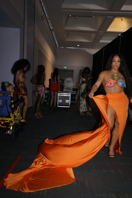 LAFW / TME https://t.co/HKE0d3g1fP<a href="/tag/blackfriday"class="tags"><span>#blackfriday</span></a>