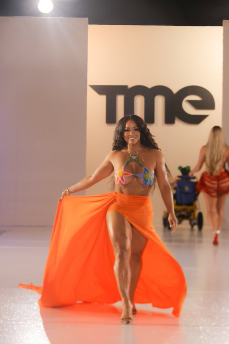 LAFW / TME https://t.co/HKE0d3g1fP<a href="/tag/blackfriday"class="tags"><span>#blackfriday</span></a>