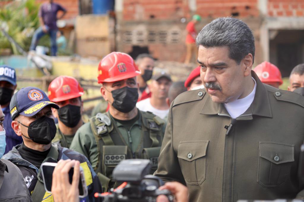 dhernandezlarez's tweet photo. #FANB desplegada con nuestro Comandante en Jefe @NicolasMaduro al frente, dirigiendo y ejerciendo el comando y control de las actividades operacionales de rescate y apoyo a la comunidad de Las Tejerías del estado Aragua. 
#FuerzaPuebloDeTejerias https://t.co/6gLGU3FGIf