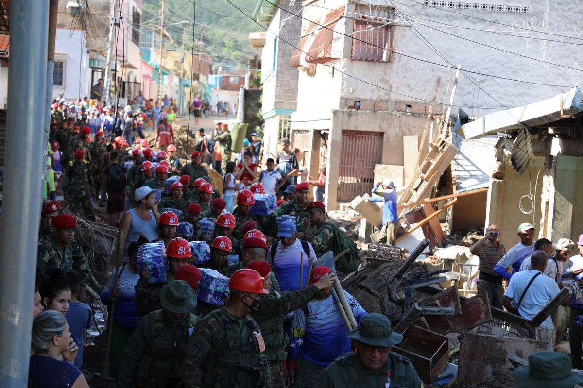 dhernandezlarez's tweet photo. #FANB desplegada con nuestro Comandante en Jefe @NicolasMaduro al frente, dirigiendo y ejerciendo el comando y control de las actividades operacionales de rescate y apoyo a la comunidad de Las Tejerías del estado Aragua. 
#FuerzaPuebloDeTejerias https://t.co/6gLGU3FGIf