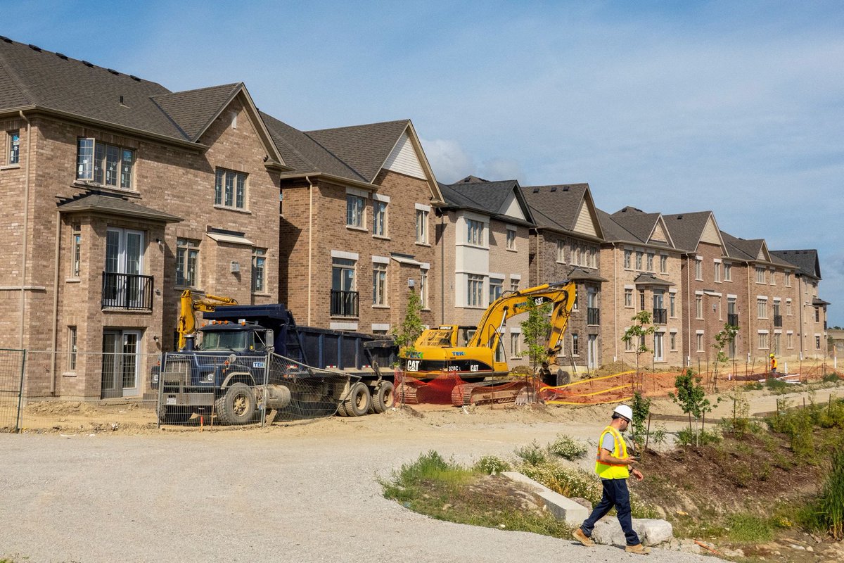 EmmanuelleEFVR's tweet photo. Canada needs more homes. The problem? Finding people to build them.  https://t.co/rMtc08E3T3 https://t.co/POkjHr6FL4