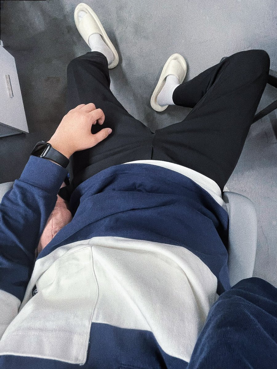 disguisss's tweet photo. 在办公室换拖鞋午休真的会很舒服 https://t.co/4kbPM2m1Ou
