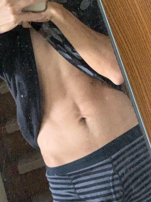 寝起きの腹筋チェック!!!今体脂肪10.7%で腹筋こんな感じなので5%まで下がるとどうなるかな…ってワクワクしてる💕🐱💕 