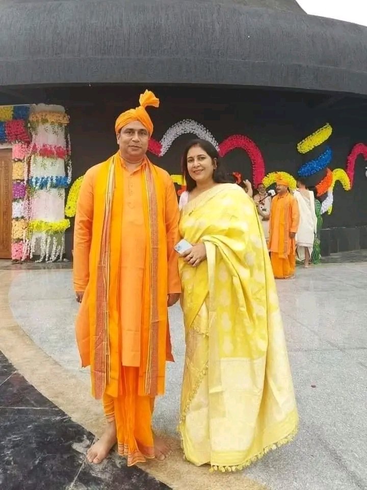 TirtharazzS's tweet photo. অসম চৰকাৰৰ মাননীয় মন্ত্ৰী তথা নলবাৰী বিধানসভা সমষ্টিৰ সন্মানীয় বিধায়ক #জয়ন্ত_মল্ল_বৰুৱা দাদাৰ সহধৰ্মীনী #জুলি_ডেকা_বৰুৱা বৌৰ আজি ওপজা দিনৰ আন্তৰিক শুভেচ্ছা জ্ঞাপন কৰাৰ লগতে তেখেতৰ সু-স্বাস্থ্য আৰু দীৰ্ঘায়ু কামনা কৰিছোঁ।
@jayanta_malla 
@JitankurdasBJP https://t.co/CX3p3RJUwR