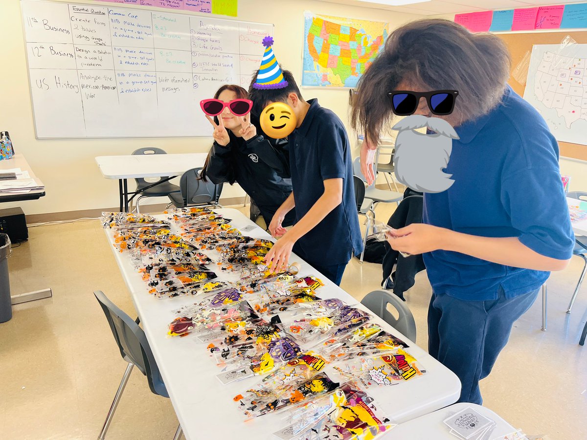 MrKoganHistory's tweet photo. Boo Grams in the making! Student Council at work packaging some goodies! @iaecspumas #boograms #entreed #entrepreneur https://t.co/Qhlu40hjL7