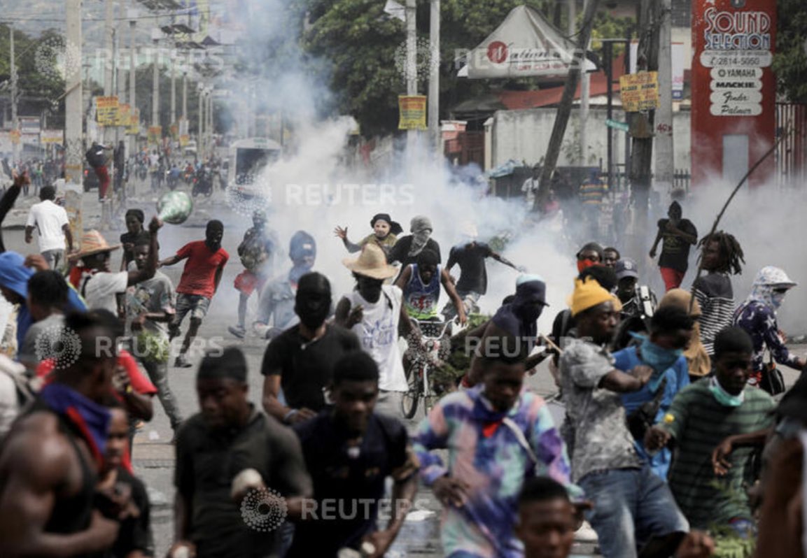 Ralphted23's tweet photo. Des personnes courent pendant que la police tire des gaz lacrymogènes lors d'une manifestation exigeant la démission du Premier ministre haïtien Ariel Henry après des semaines de pénurie, à Port-au-Prince, en Haïti, le 10 octobre 2022. REUTERS/Ralph Tedy Erol https://t.co/edLA84pOBH