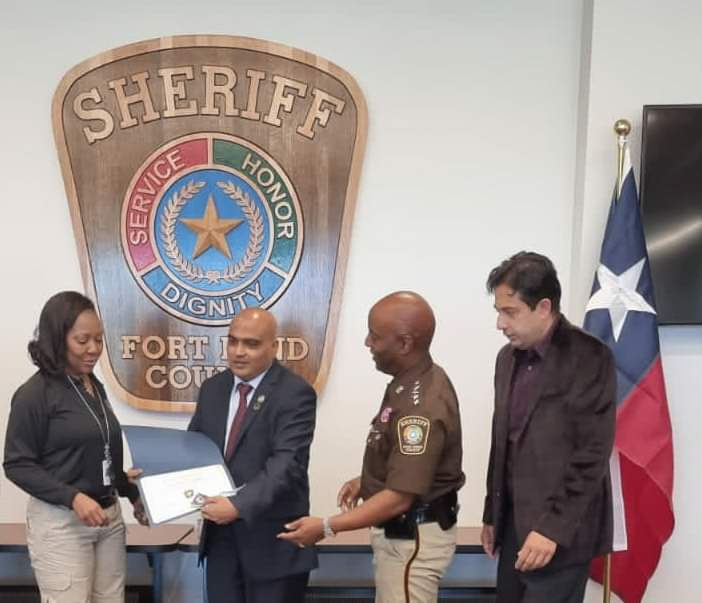 SyedNasserWaja1's tweet photo. Honored By Sheriff Eric Fagan of Fort Bend County Texas Thank you for your love and Respect .

#ampakbdf #kpgeorge #ampakteam #fortbendcounty #USinPAK #Hosuton #pakistan #usa @PakinUSA @NYPDMuslim @usembislamabad @BBhuttoZardari @murtazawahab1 @ForeignOfficePk @nicvd_karachi https://t.co/7WBESqhZXe