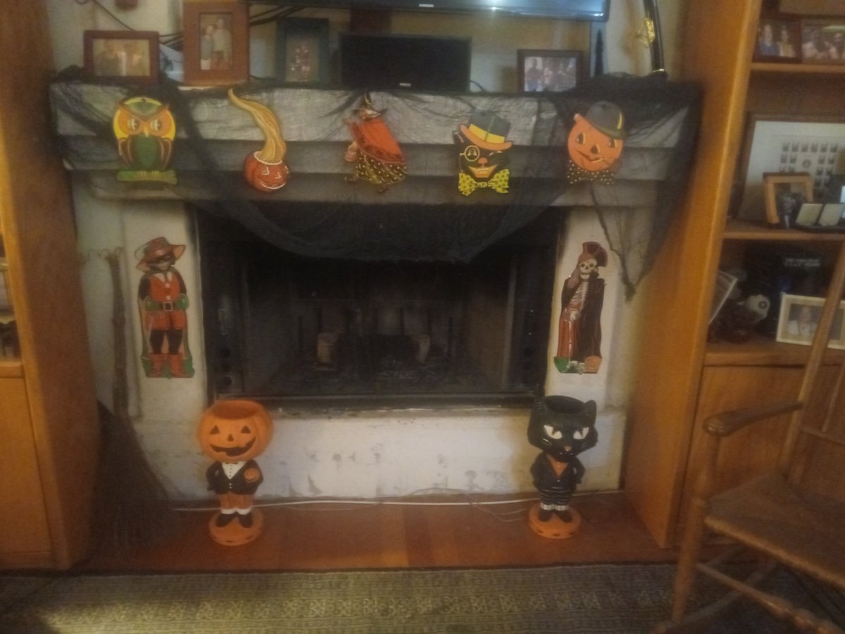 JeffJ_toons's tweet photo. Halloween decorations up. #beistle #halloween #vintagehalloween #october https://t.co/FSxvW7Wkiu