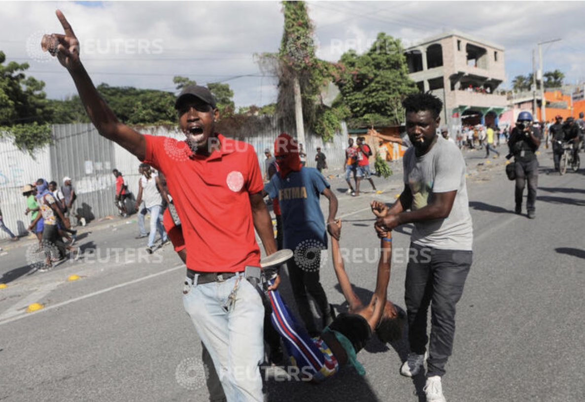 Ralphted23's tweet photo. Des personnes portent le corps d'une femme qui a été tuée lors d'une manifestation exigeant la démission du Premier ministre haïtien Ariel Henry après des semaines de pénurie, à Port-au-Prince, en Haïti le 10 octobre 2022. REUTERS/Ralph Tedy Erol https://t.co/2X0MUTJ8R7