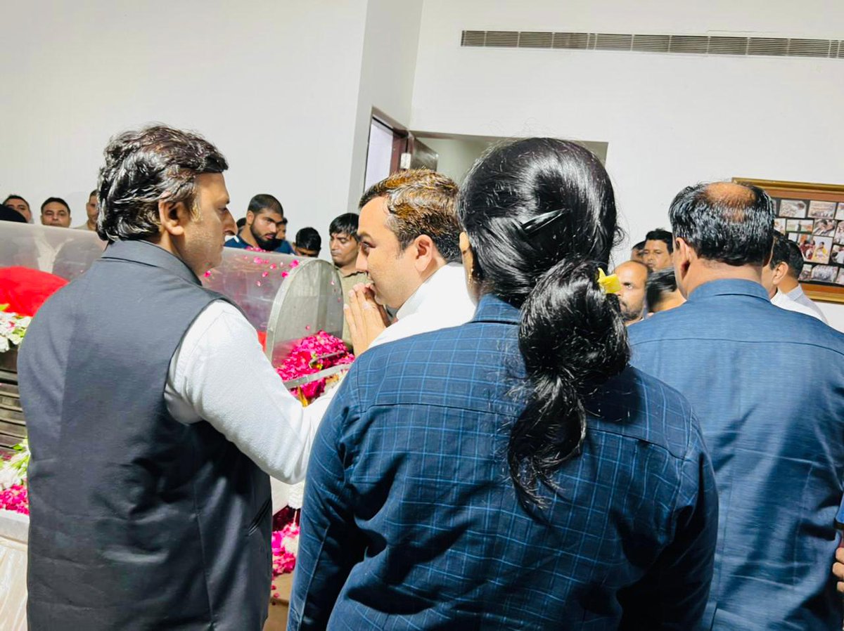 py687540's tweet photo. मा0.विधायक श्री मनीष रावत जी ने समाजवादी पार्टी के संस्थापक वरिष्ठ राजनेता धरतीपुत्र एवं देश के पूर्व रक्षामंत्री उत्तर प्रदेश के पूर्व मुख्यमंत्री श्री मुलायम सिंह यादव जी (नेताजी ) के पैतृक गांव सैफई पहुंच कर उनके पार्थिव शरीर पर पुष्पांजलि अर्पित कर श्रद्धांजलि दी । https://t.co/itUj9zcKcU