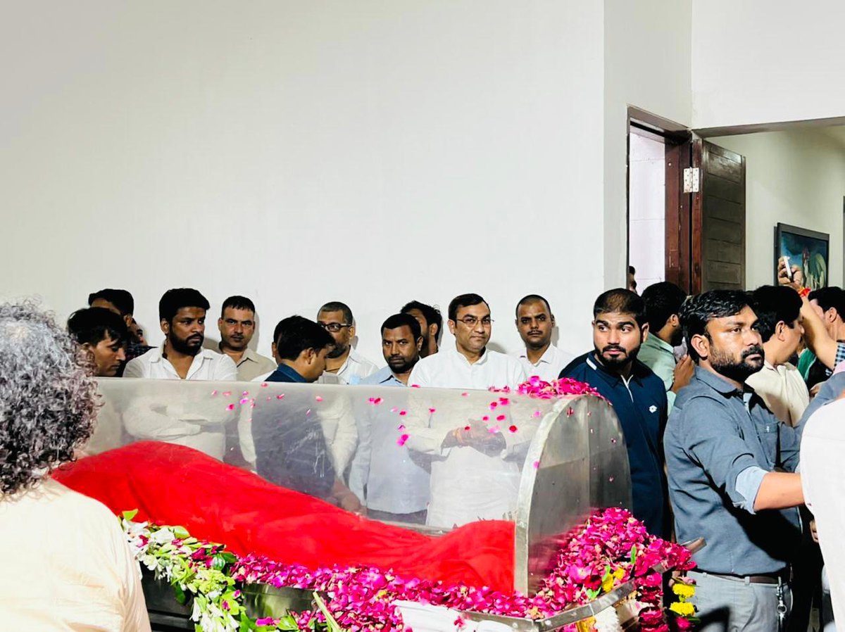 py687540's tweet photo. मा0.विधायक श्री मनीष रावत जी ने समाजवादी पार्टी के संस्थापक वरिष्ठ राजनेता धरतीपुत्र एवं देश के पूर्व रक्षामंत्री उत्तर प्रदेश के पूर्व मुख्यमंत्री श्री मुलायम सिंह यादव जी (नेताजी ) के पैतृक गांव सैफई पहुंच कर उनके पार्थिव शरीर पर पुष्पांजलि अर्पित कर श्रद्धांजलि दी । https://t.co/itUj9zcKcU