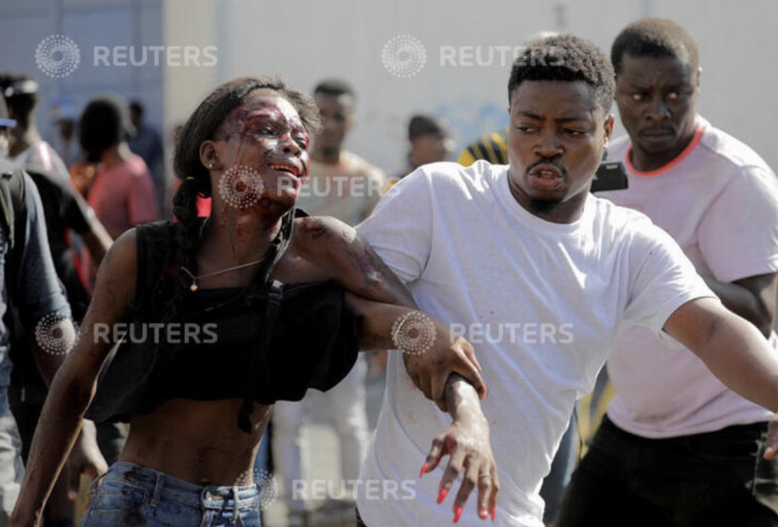 Ralphted23's tweet photo. Un homme aide une femme avec du sang sur le visage après que des agents de sécurité l'aient vue piller dans un hôtel lors d'une manifestation demandant la démission du Premier ministre haïtien Ariel Henry, à Port-au-Prince, Haïti le 10 octobre 2022. REUTERS/Ralph Tedy Erol https://t.co/tuKwesFXob
