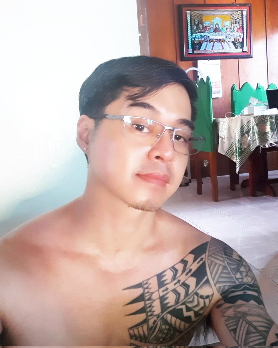 DizonAlain's tweet image. That oxymoronic facial expression that says, "Don't try me. I'm the kindest rude person you'll ever meet." 
Or the selfie that says, "Pretty words are not always true and true words are not always pretty."
Happy #TruthTuesday!

#oilyface #afterworkoutselfie #sweaty #fitpoz