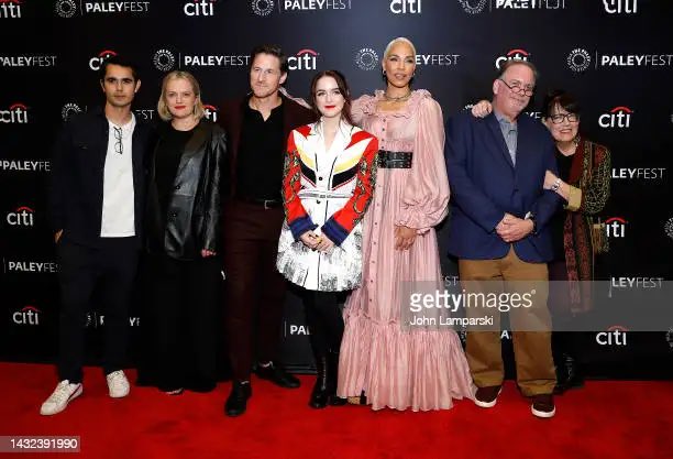 HandmaidsFan's tweet photo. The cast @HandmaidsOnHulu at @paleycenter #PaleyFest @maxminghella #ElisabethMoss @BrooseMiller #AnnDowd @MckennaGraceful 😊💜 https://t.co/LQbIaLxLck