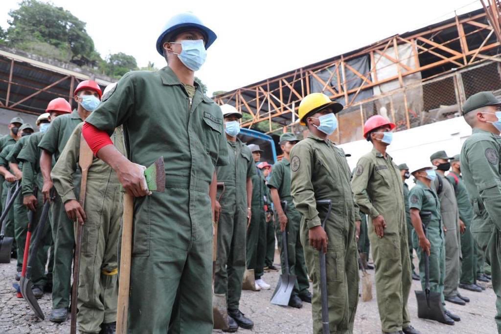 delcyrodriguezv's tweet photo. Los soldados buenos y humildes de nuestra #FANB presentes para ayudar al pueblo de Tejerías que sufre los estragos de una gran vaguada. El Pdte @NicolasMaduro dio palabras de aliento y agradecimiento a estos nobles soldad@s! Tejerías no está sola! https://t.co/EbzknKbsfi