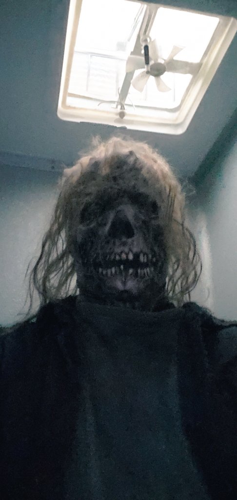 O_RodriguezIII's tweet photo. Behind the scenes from last night's #Thewalkingdead #TWDFAMILY #OscarsRedHat #Walker #Actor #Artist #TWDARTIST https://t.co/bC9xfQyFch