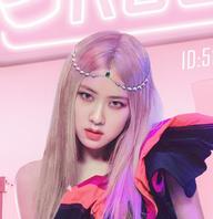 Pink40568227's tweet photo. Rose de BP usando un maang tikka https://t.co/3je9ca4q8y