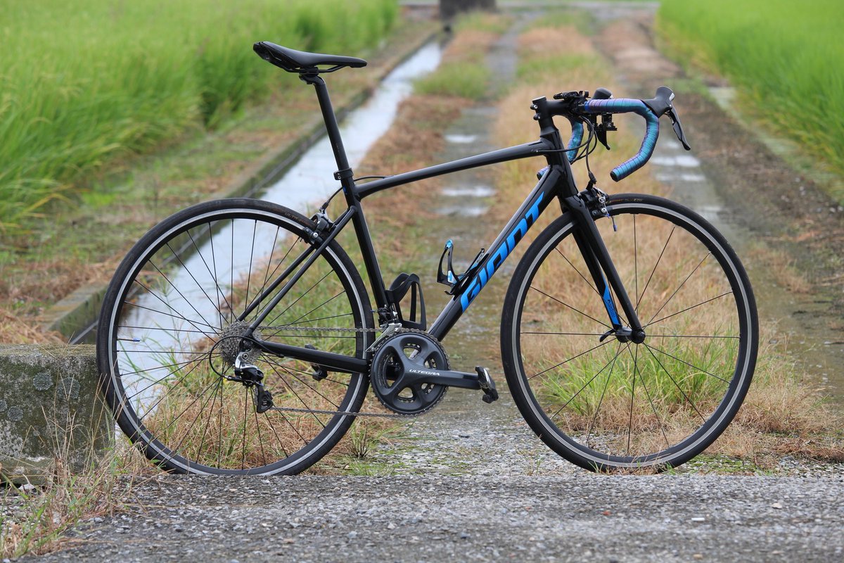 OookunC's tweet photo. contend2の Before&After
最初はclaris組で9.9kg
今はDURA-ACE入りで8.6kg
ロードバイクの中では思い法だけどだいぶ軽くなった。
走行距離ももうすぐ一万
ホイール変えたいなw
#contend2
#contend
#Giant #ロードバイク #duraace #デュラエース # https://t.co/volkc5u2re