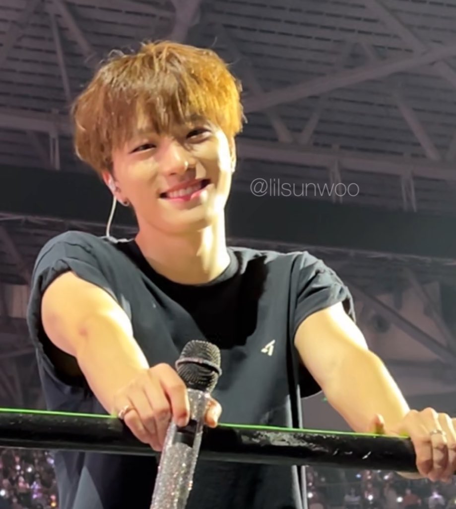 bbangnyufan's tweet photo. different angles of him being the cutest ever and looking at carats with so much love im gonna be sick https://t.co/Jkh3O5fXPs