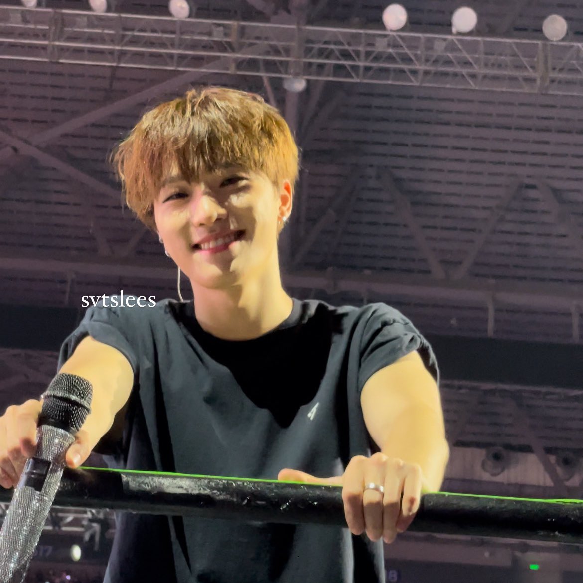 bbangnyufan's tweet photo. different angles of him being the cutest ever and looking at carats with so much love im gonna be sick https://t.co/Jkh3O5fXPs