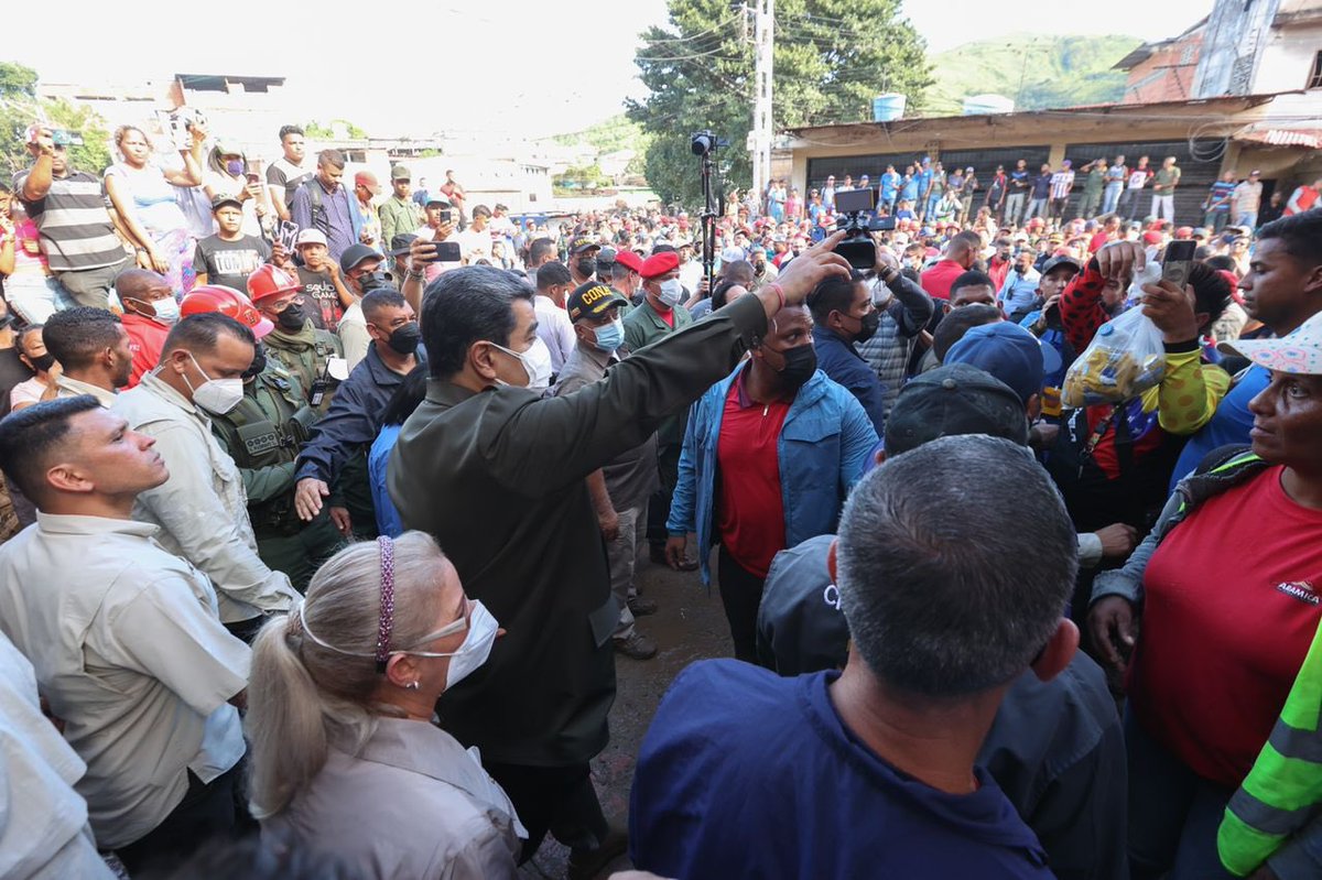 #MoralEnAlto y amor infinito por el pueblo de Venezuela! Allí estuvo el Pdte <a href="/NicolasMaduro/">Nicolás Maduro</a> dando fuerza a quienes lloran a sus seres queridos o perdieron sus viviendas. El Presidente de tod@s tendió su mano humana para ayudar, consolar y dar esperanza. Tejerías no está sola!